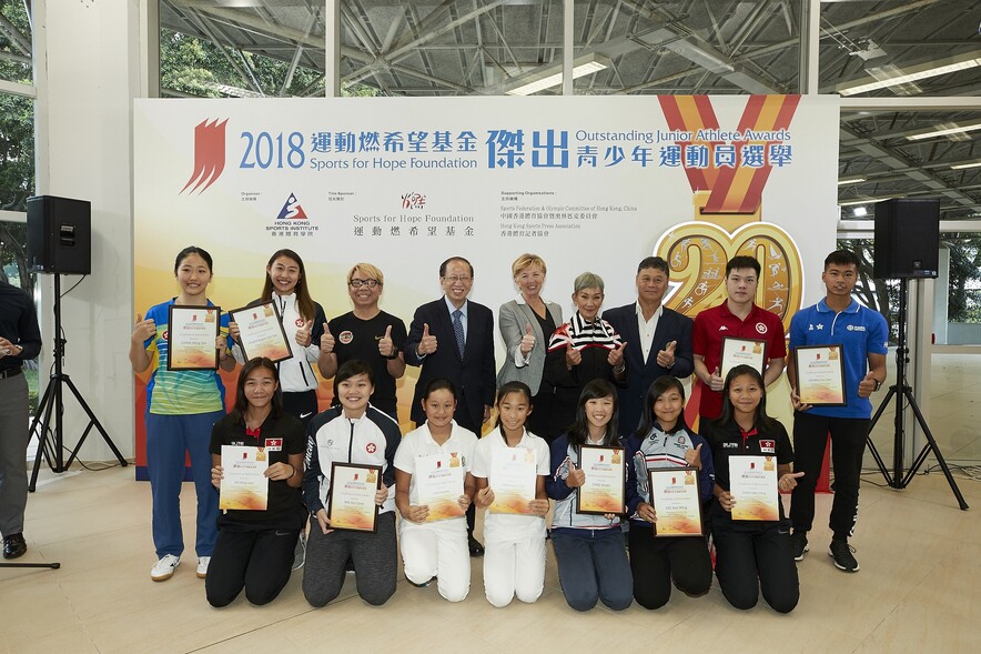 <p>Hsieh Sin-yan (Fencing, back row, 2<sup>nd</sup> from left) and Hui Ka-chun (Swimming - Hong Kong Sports Association for Persons with Intellectual Disability, back row, 2<sup>nd</sup> from right), award winners of the 1<sup>st</sup> quarter of the Sports for Hope Foundation Outstanding Junior Athlete Awards 2018.</p>
